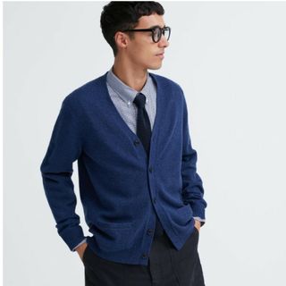 ユニクロ(UNIQLO)のUNIQLO プレミアムラムVネックカーディガン 450542 ブルー M(カーディガン)