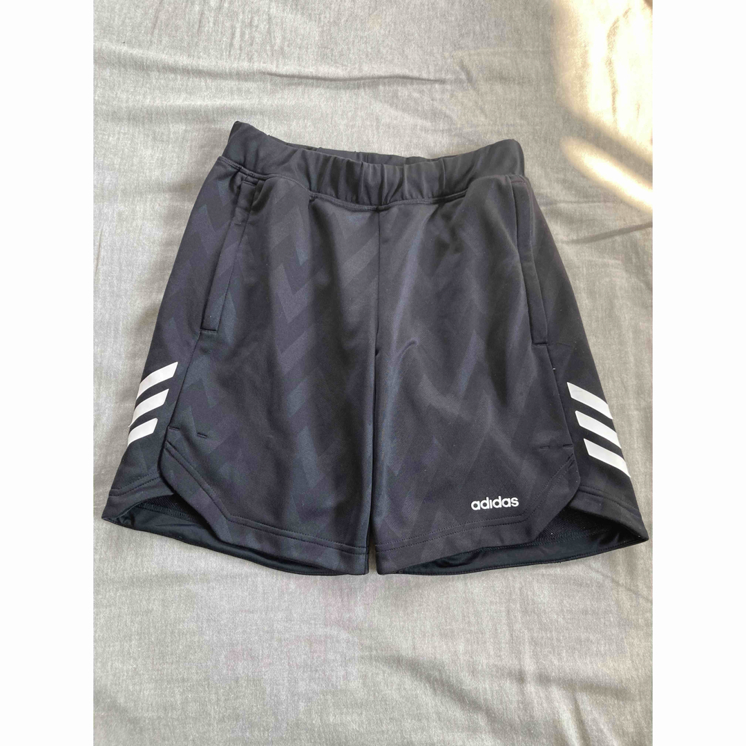 adidas(アディダス)のadidas ハーフパンツ　150 アディダス キッズ/ベビー/マタニティのキッズ服男の子用(90cm~)(パンツ/スパッツ)の商品写真