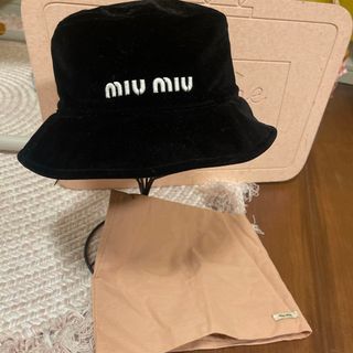 ミュウミュウ(miumiu)のMIUMIUベロア素材　バケットハットS バケハ 美品(ハット)