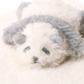 フェリシモ(FELISSIMO)のYOU＋MORE!　 毛布の上で寝かせられている赤ちゃんパンダのハンカチ(ハンカチ)