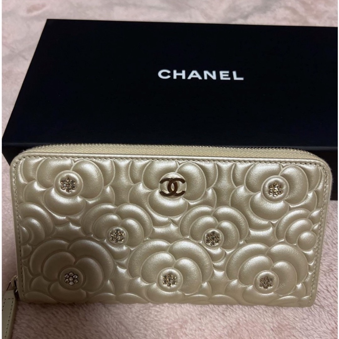 CHANEL(シャネル)のCHANEL 長財布　カメリア　美品　シャンパンゴールド レディースのファッション小物(財布)の商品写真