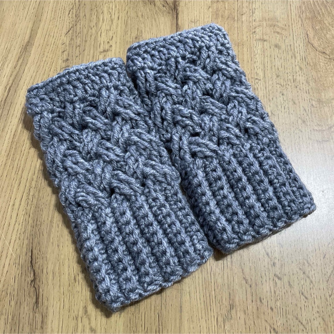 ハンドウォーマー　手編み　灰色 ハンドメイドのファッション小物(手袋)の商品写真