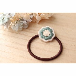 /刺繍/みどり花ヘアゴム（大人向け）(ヘアアクセサリー)