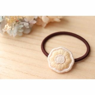 /刺繍/きいろ花のヘアゴム（大人向け）(ヘアアクセサリー)