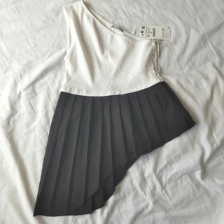 ザラ(ZARA)の【タグ付】ZARA ザラトップス コントラストヘム ワンショルダー プリーツ(キャミソール)