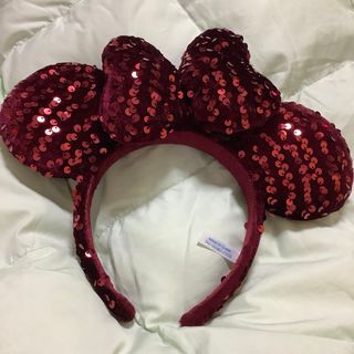 ディズニー(Disney)の美品・ディズニー　カチューシャ　ミニーマウス　スパンコール　レッド(キャラクターグッズ)