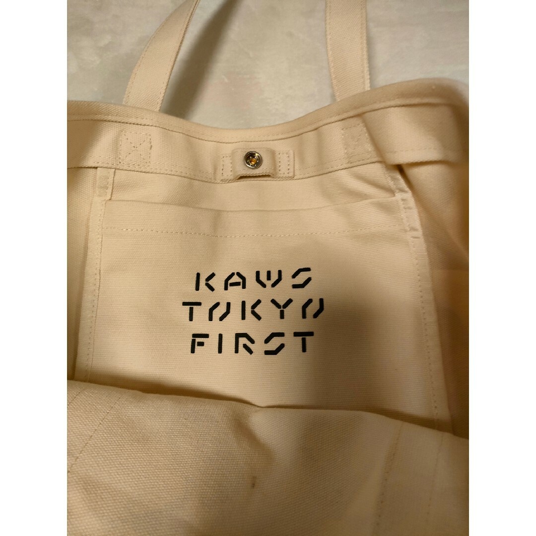 UNIQLO(ユニクロ)のKAWS TOKYO FIRST ユニクロ トートバッグ  UNIQLO メンズのバッグ(トートバッグ)の商品写真
