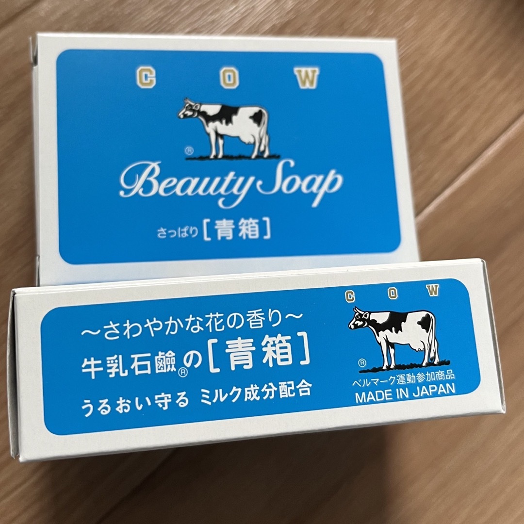 牛乳石鹸(ギュウニュウセッケン)の牛乳石鹸 青箱85グラム2個 ＆ 抗菌ネットスポンジ2箇セット コスメ/美容のボディケア(ボディソープ/石鹸)の商品写真