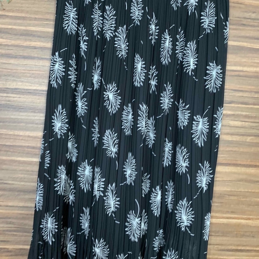 ロング スカート XS相当 黒 ブラック 花柄 ウエストゴム付き レディースのスカート(ロングスカート)の商品写真