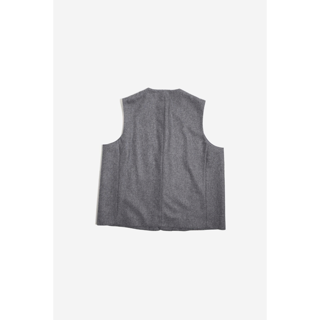 COMOLI(コモリ)の【未使用品】REVERBERATE COLLARLESS VEST GRAY メンズのトップス(ベスト)の商品写真