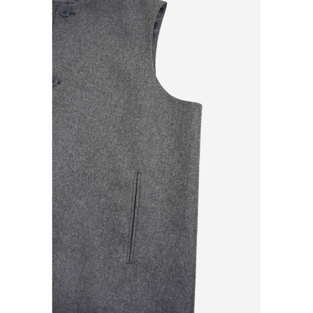 COMOLI(コモリ)の【未使用品】REVERBERATE COLLARLESS VEST GRAY メンズのトップス(ベスト)の商品写真