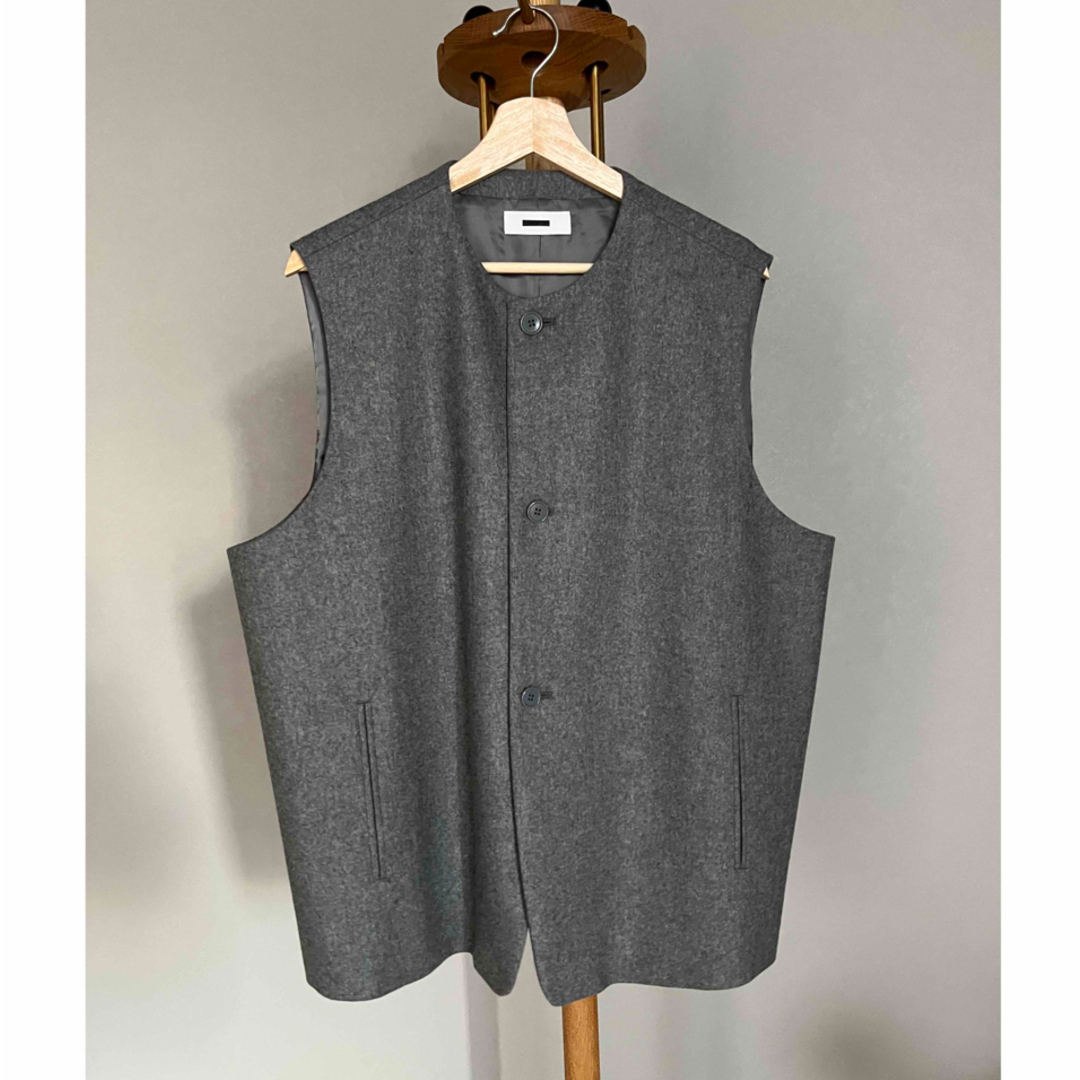 COMOLI(コモリ)の【未使用品】REVERBERATE COLLARLESS VEST GRAY メンズのトップス(ベスト)の商品写真