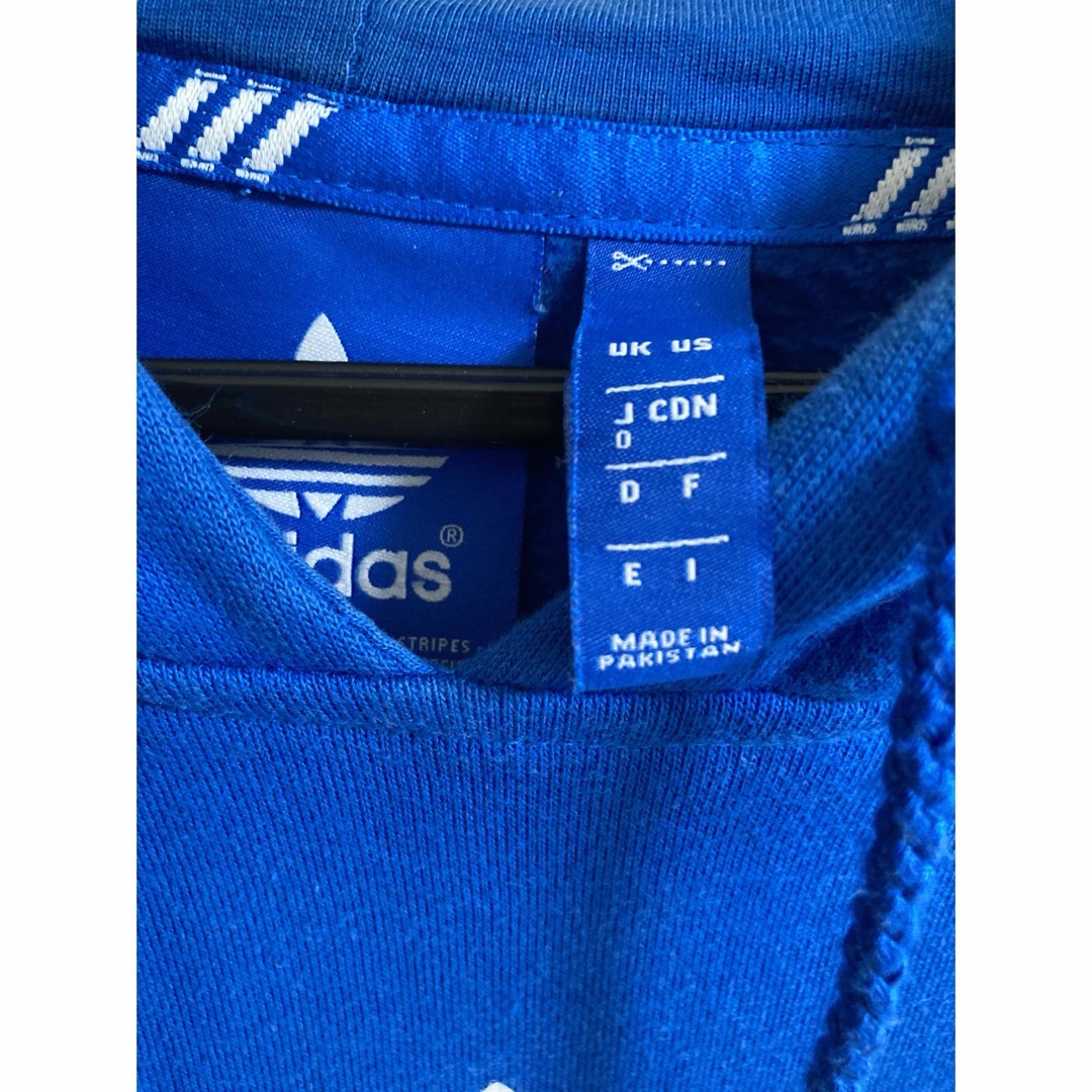 adidas ビッグロゴスウェットパーカー ブルー メンズのトップス(パーカー)の商品写真
