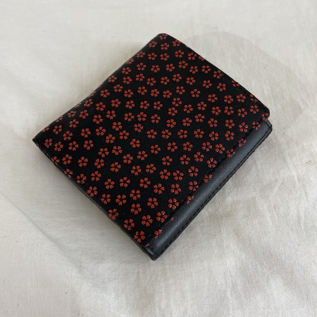 印伝　中BOX小銭入れ付き　折財布　赤桜 レディースのファッション小物(財布)の商品写真