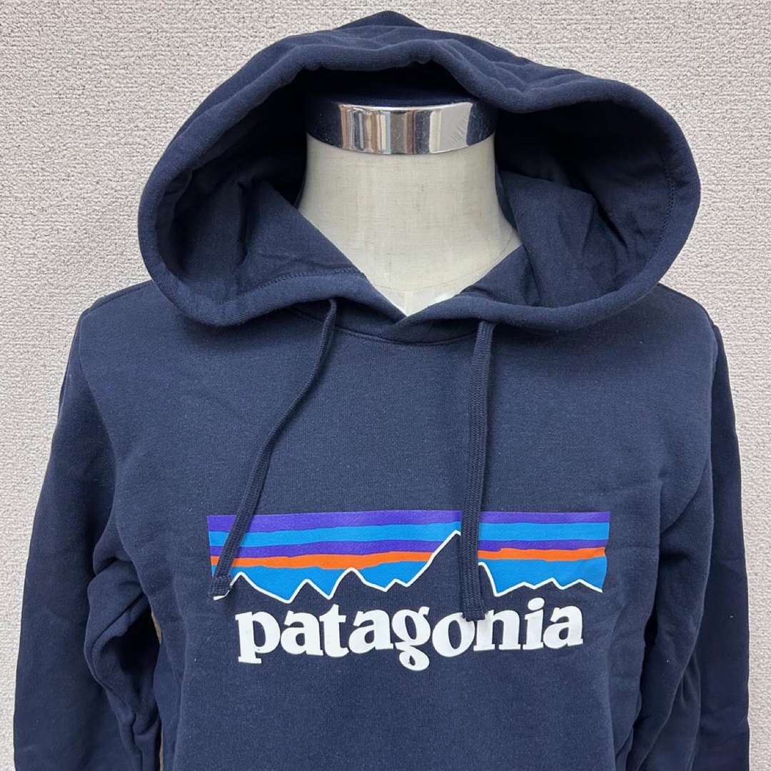 patagonia(パタゴニア)の新品 パタゴニア P-6 ロゴ アップライザル フーディー ネイビー Mサイズ メンズのトップス(パーカー)の商品写真