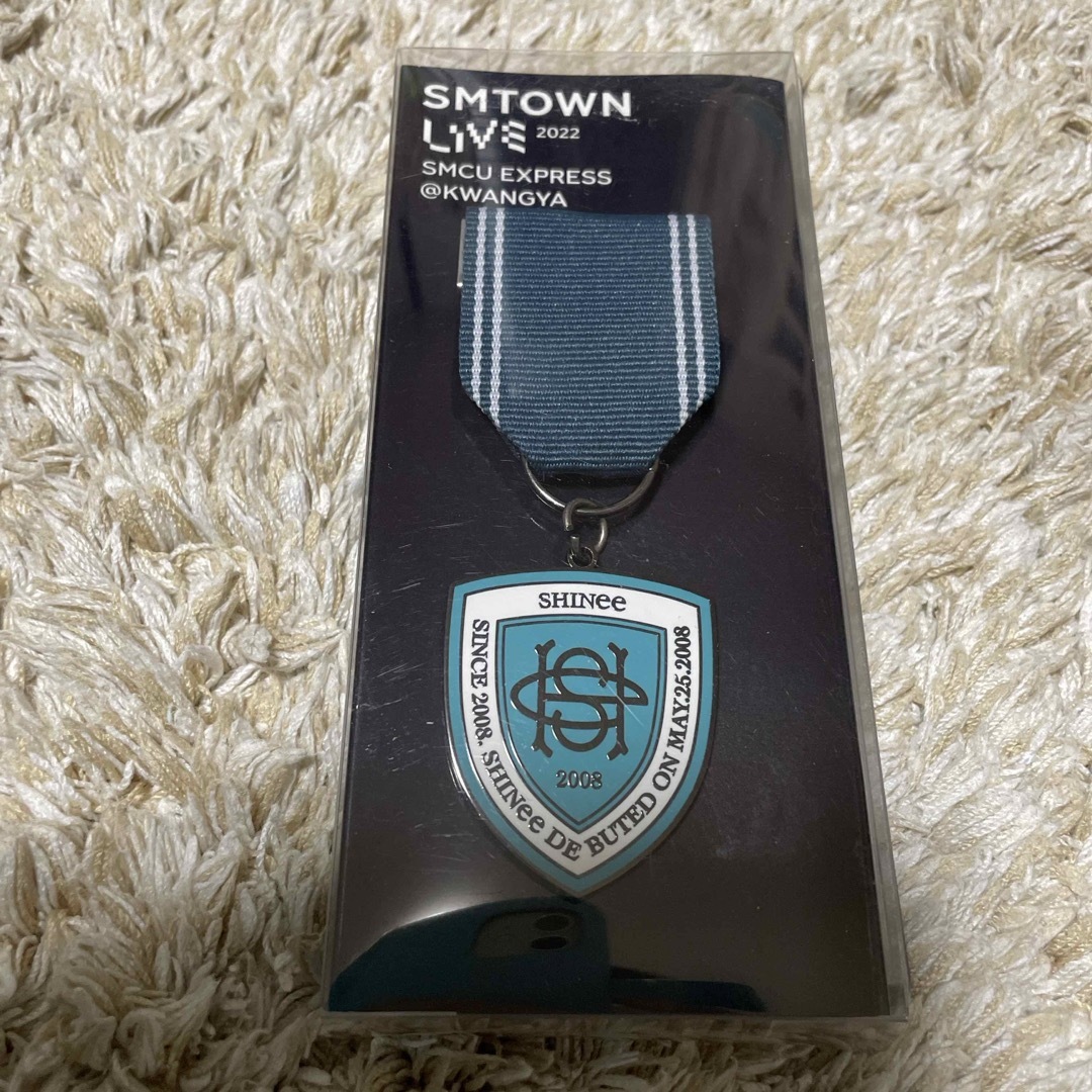SHINee - 新品 SHINee SMCU エンブレムバッジ オニュ トレカ付き SHINee - 新品 SHINee SMCU エンブレムバッジ オニュ トレカ付き