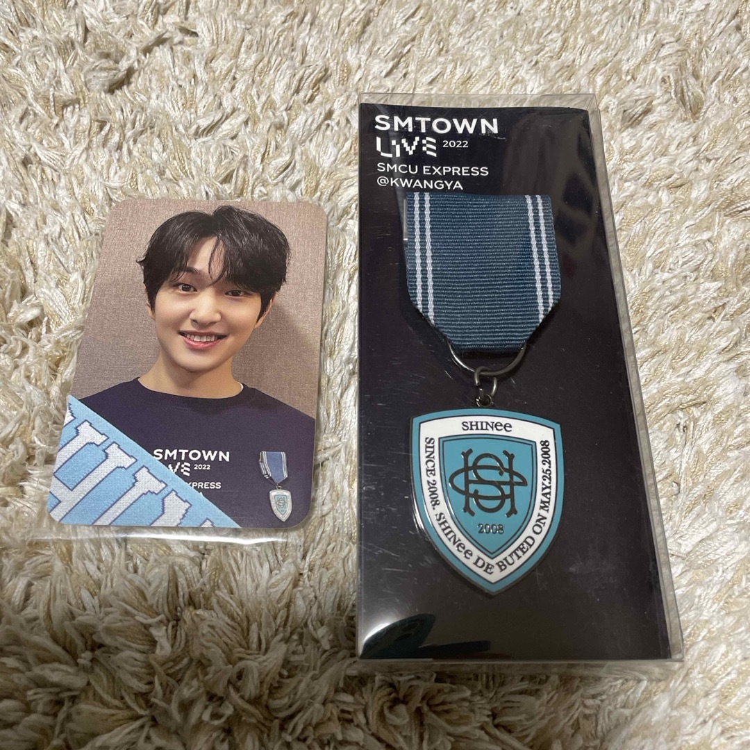 SHINee - 新品 SHINee SMCU エンブレムバッジ オニュ トレカ付き SHINee - 新品 SHINee SMCU エンブレムバッジ オニュ トレカ付き