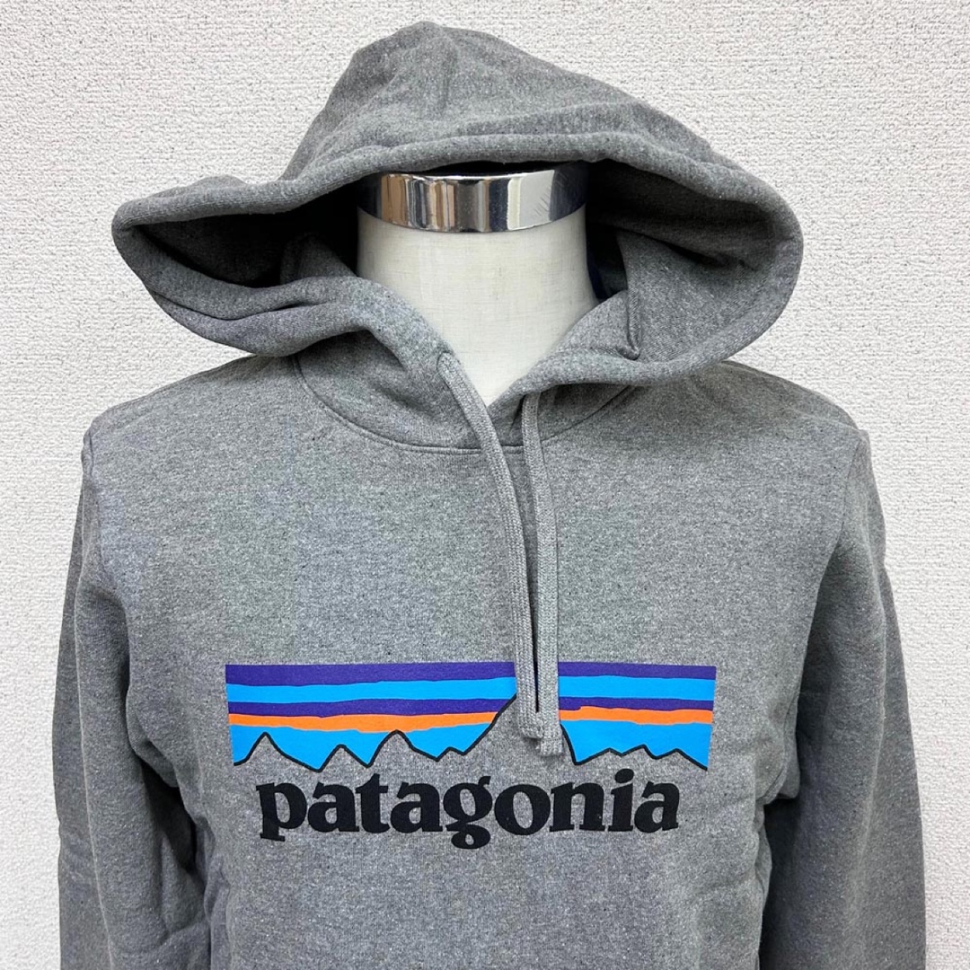 patagonia(パタゴニア)の新品 パタゴニア P-6 ロゴ アップライザル フーディー グレー Sサイズ メンズのトップス(パーカー)の商品写真