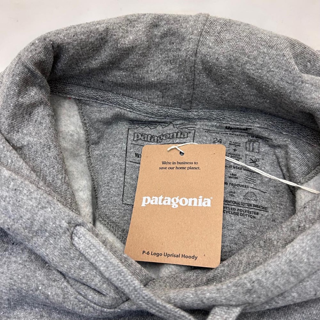 patagonia(パタゴニア)の新品 パタゴニア P-6 ロゴ アップライザル フーディー グレー Sサイズ メンズのトップス(パーカー)の商品写真