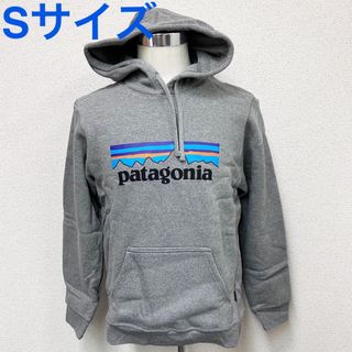 パタゴニア(patagonia)の新品 パタゴニア P-6 ロゴ アップライザル フーディー グレー Sサイズ(パーカー)