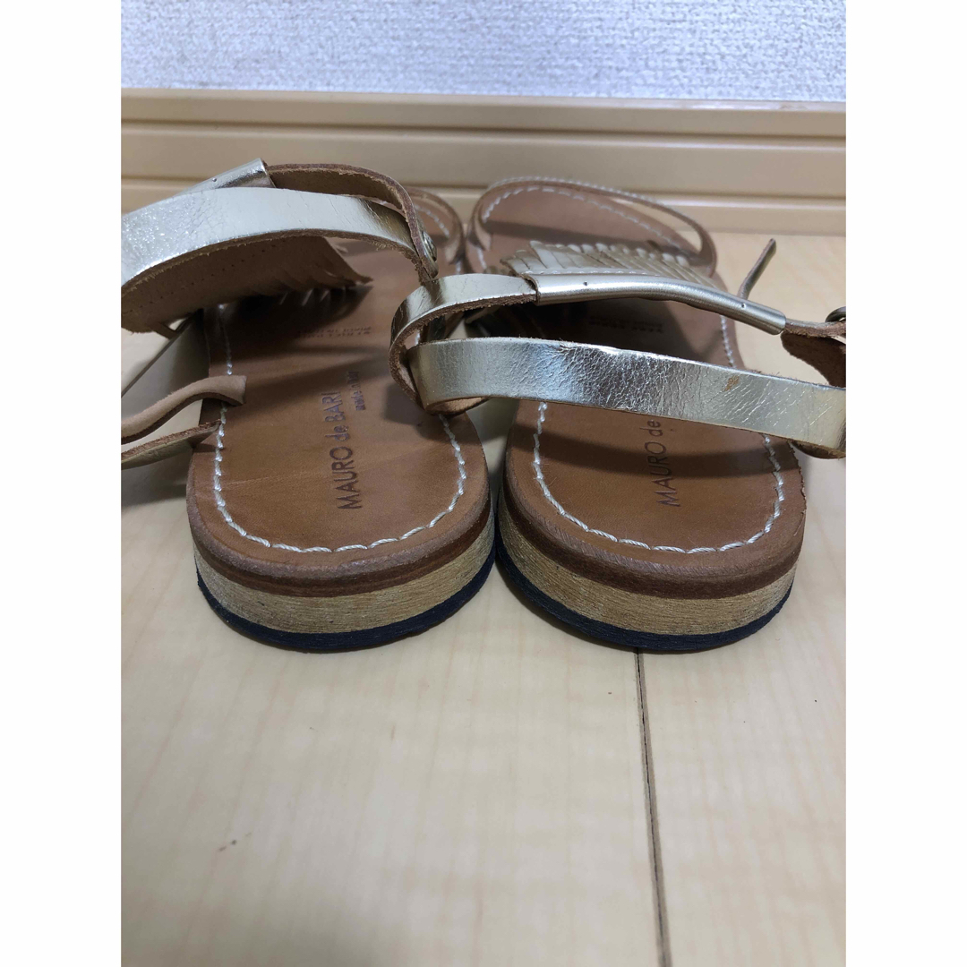 MAURO de BARI(マウロデバーリ)のMAURO de BARI マウロディバリ フラット フリンジ  サンダル レディースの靴/シューズ(サンダル)の商品写真