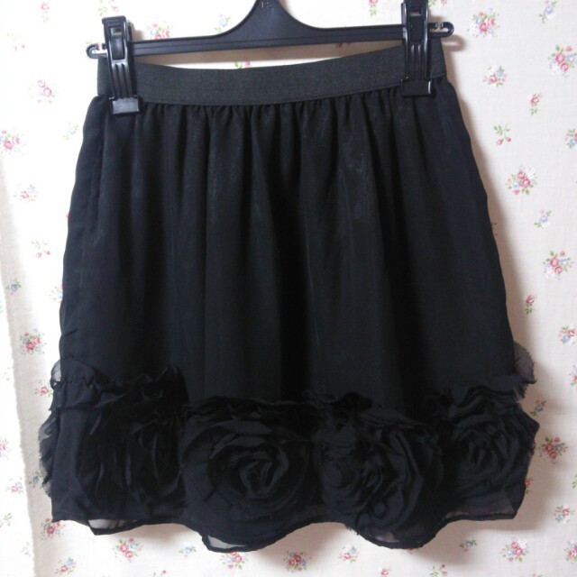 R・F(アールエフ)のRF  黒の薔薇スカート レディースのスカート(ひざ丈スカート)の商品写真