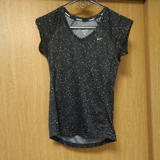 ナイキ(NIKE)のNIKE　Tシャツ　レディース　黒(Tシャツ(半袖/袖なし))