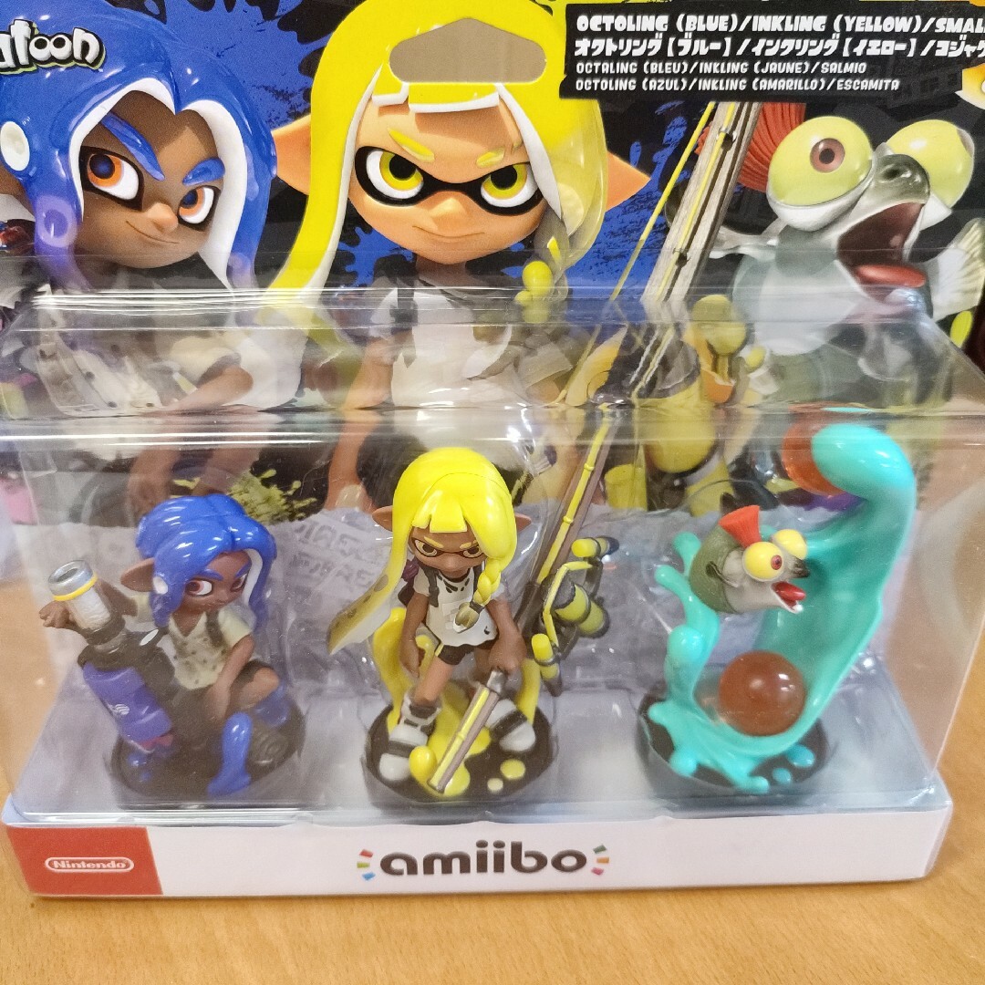 任天堂(ニンテンドウ)のamiibo　オクトリングブルー　インクリングイエロー　コジャケ　トリプルセット エンタメ/ホビーのフィギュア(アニメ/ゲーム)の商品写真