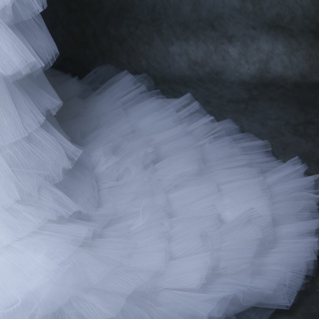 ウェディングドレスウエディングドレス オフホワイト ベアトップ 柔らかく重ねたチュールスカート