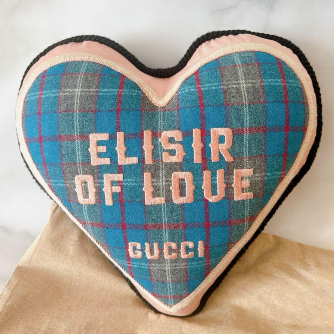 Gucci(グッチ)の【GUCCI】“ELISIR OF LOVE” デコラティブ クッション ハート インテリア/住まい/日用品のインテリア小物(クッション)の商品写真