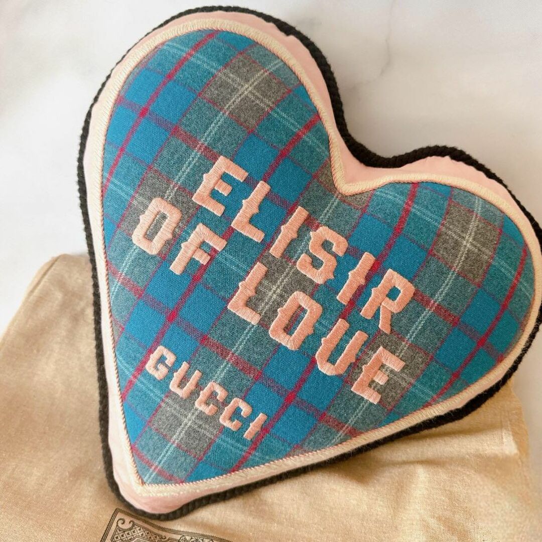 Gucci(グッチ)の【GUCCI】“ELISIR OF LOVE” デコラティブ クッション ハート インテリア/住まい/日用品のインテリア小物(クッション)の商品写真