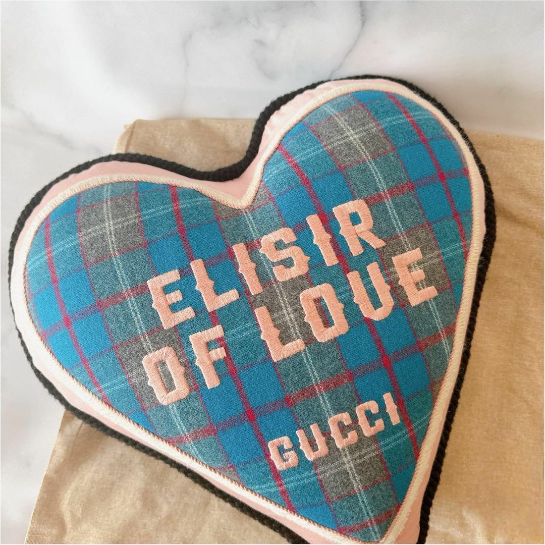 Gucci(グッチ)の【GUCCI】“ELISIR OF LOVE” デコラティブ クッション ハート インテリア/住まい/日用品のインテリア小物(クッション)の商品写真