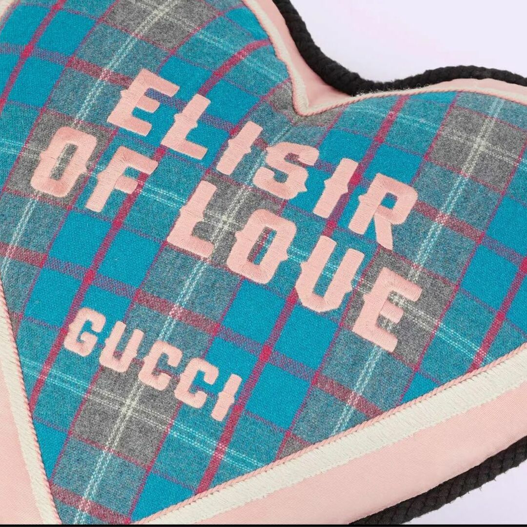 Gucci(グッチ)の【GUCCI】“ELISIR OF LOVE” デコラティブ クッション ハート インテリア/住まい/日用品のインテリア小物(クッション)の商品写真