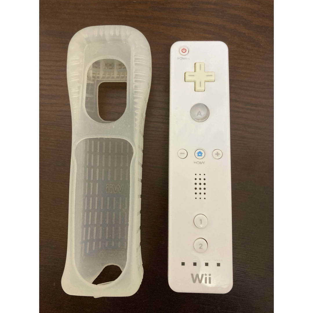Wii(ウィー)のWiiリモコン　白　任天堂純正 エンタメ/ホビーのゲームソフト/ゲーム機本体(家庭用ゲーム機本体)の商品写真