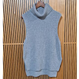 ユニクロ(UNIQLO)のタートルネックベスト　UNIQLO　グレー　XLサイズ(ニット/セーター)