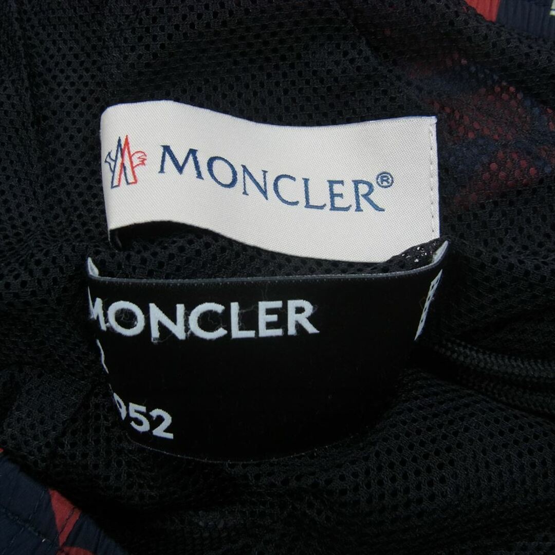 MONCLER(モンクレール)のMONCLER モンクレール E10911350405 539L1 GENIUS PANTALONE BERMUDA ジーニアス ナイロン ショートパンツ レッド系 46【中古】 メンズのパンツ(その他)の商品写真