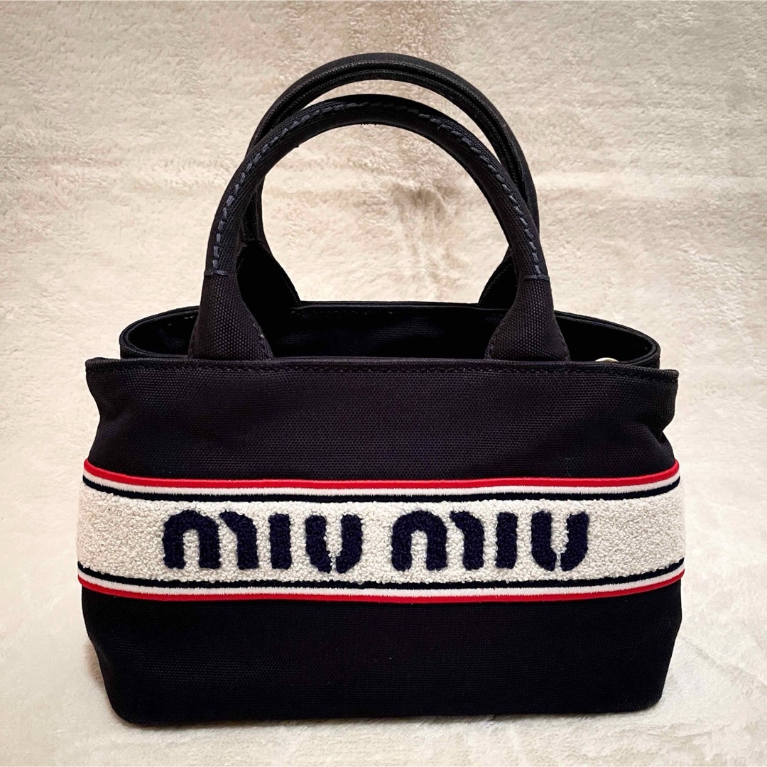 miumiu(ミュウミュウ)の現行品 miumiu ミュウミュウ 刺繍ロゴ ショルダーバッグ キャンバス レディースのバッグ(ショルダーバッグ)の商品写真