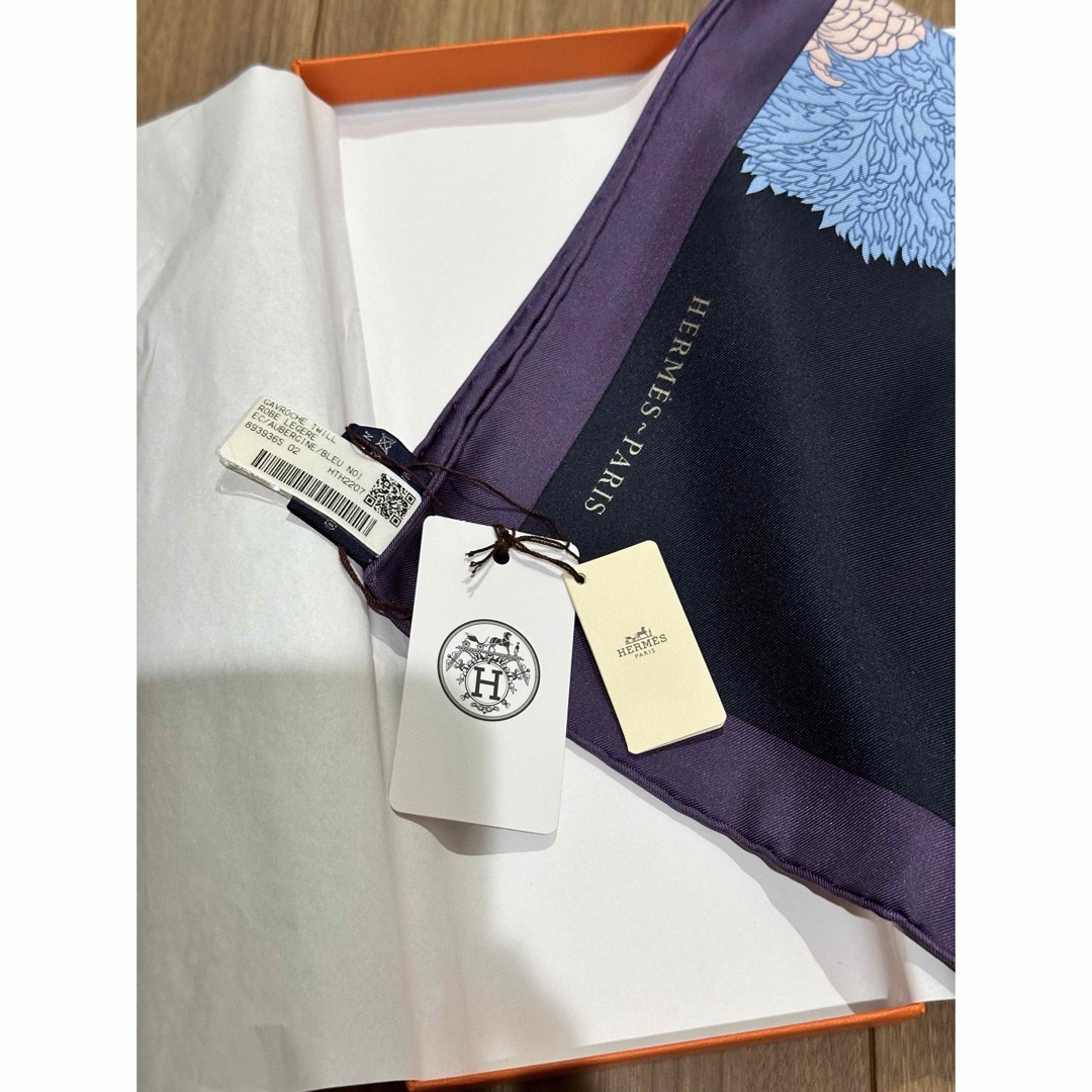 Hermes(エルメス)の【新品未使用】HERMES エルメス　カレ45 ローヴ レジュール　紺　紫 レディースのファッション小物(バンダナ/スカーフ)の商品写真