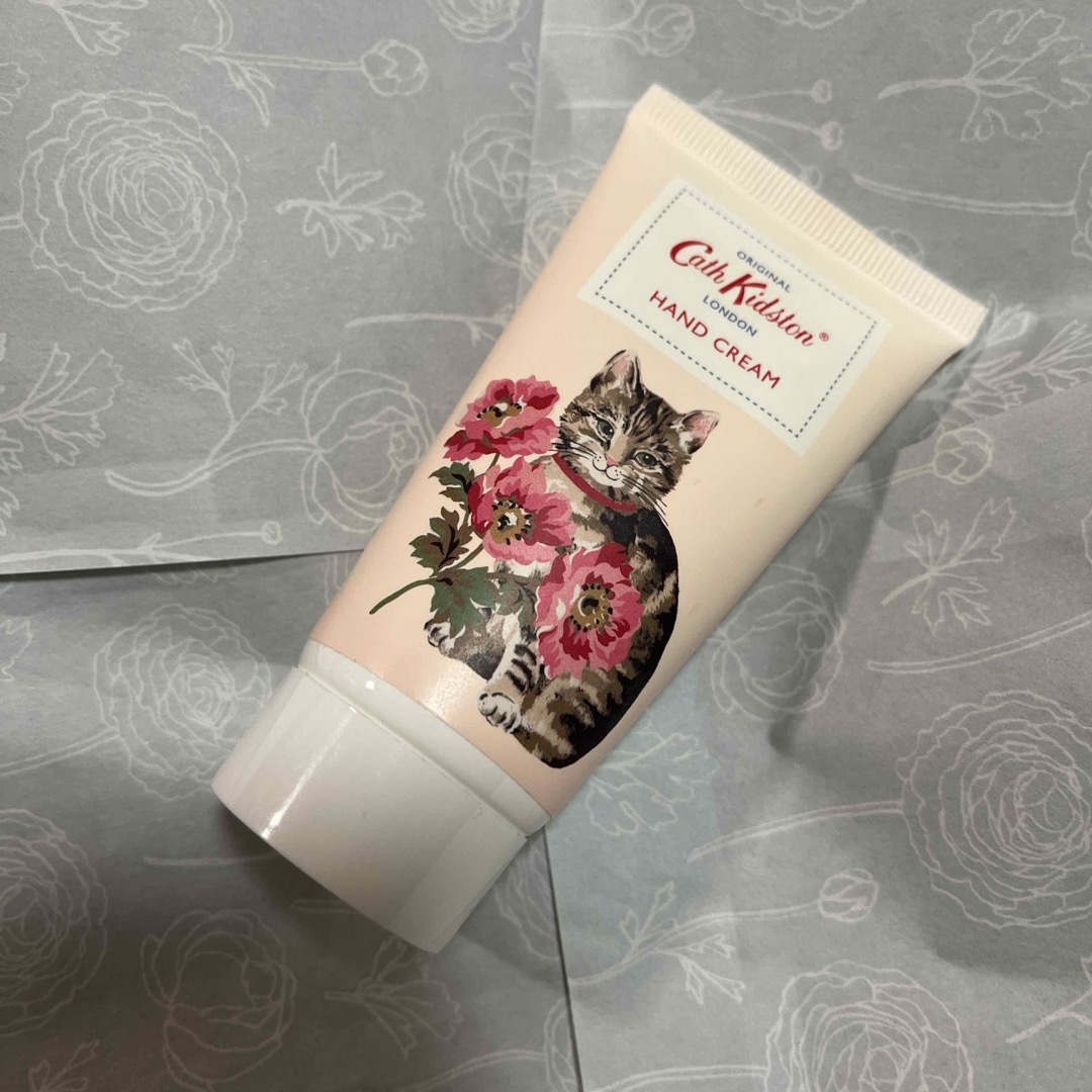 Cath Kidston(キャスキッドソン)の東京堂 キャスキッドソンハンドクリームキャット&フラワー 50ml コスメ/美容のボディケア(ハンドクリーム)の商品写真