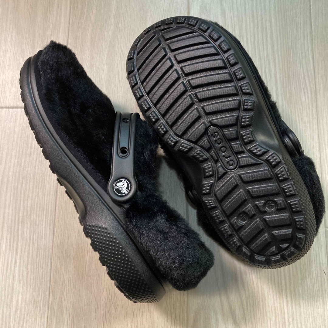 crocs(クロックス)の新品 24cm クロックス クラシック ファー シュアー クロッグ ボア付き レディースの靴/シューズ(サンダル)の商品写真