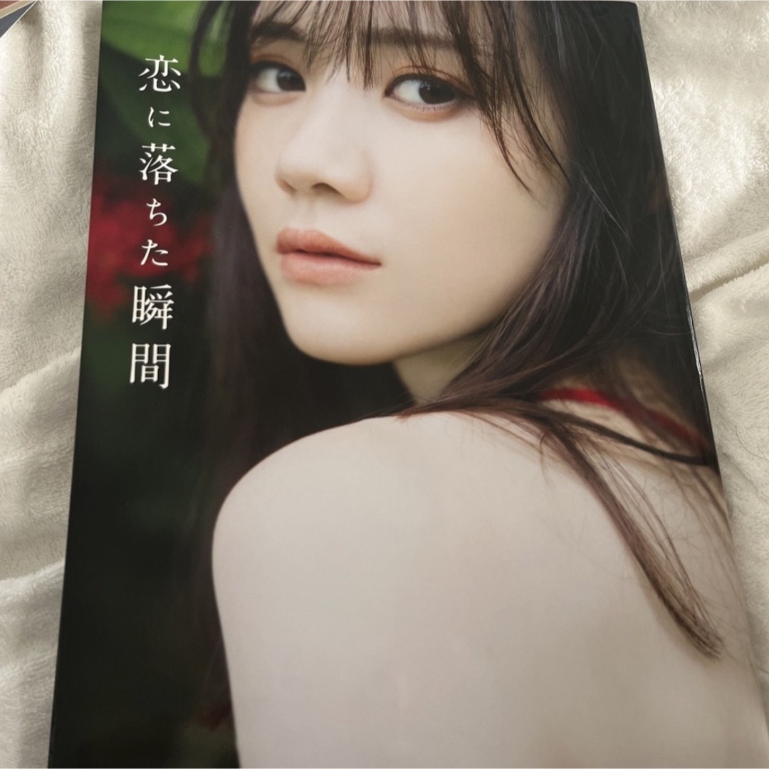 乃木坂46(ノギザカフォーティーシックス)の「乃木坂４６　田村真佑１ｓｔ写真集『恋に落ちた瞬間』 エンタメ/ホビーの本(アート/エンタメ)の商品写真