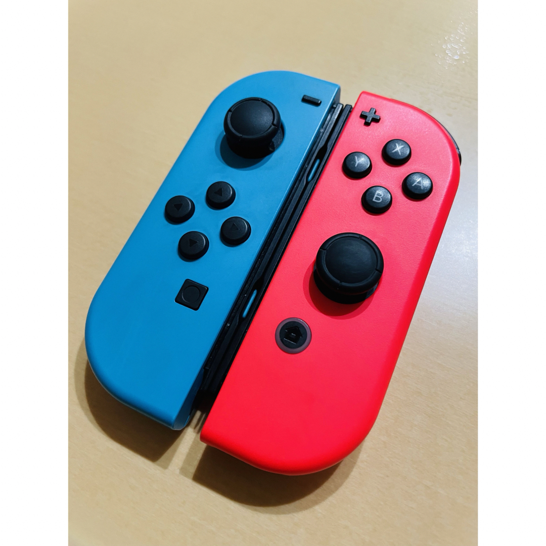Nintendo Switch(ニンテンドースイッチ)のジョイコン　ネオンブルー×ネオンレッド エンタメ/ホビーのゲームソフト/ゲーム機本体(家庭用ゲーム機本体)の商品写真