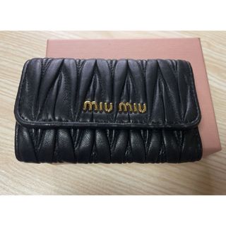 ミュウミュウ(miumiu)のMIUMIU マテラッセレザー ブラック キーケース(キーケース)