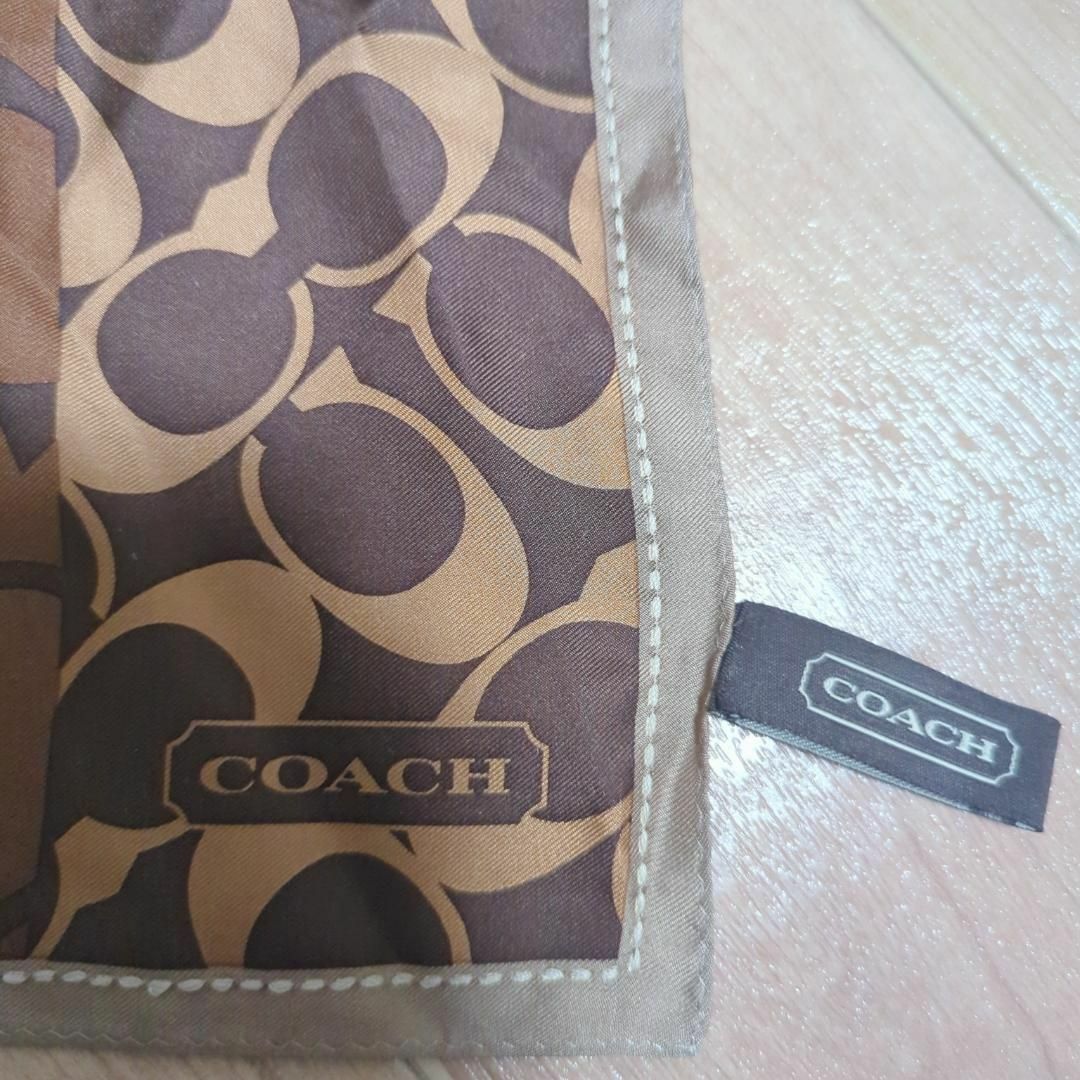 COACH(コーチ)のCOACH　コーチ　正方形スカーフ　シグネチャー　リボン　シルクスカーフ　茶色 レディースのファッション小物(バンダナ/スカーフ)の商品写真