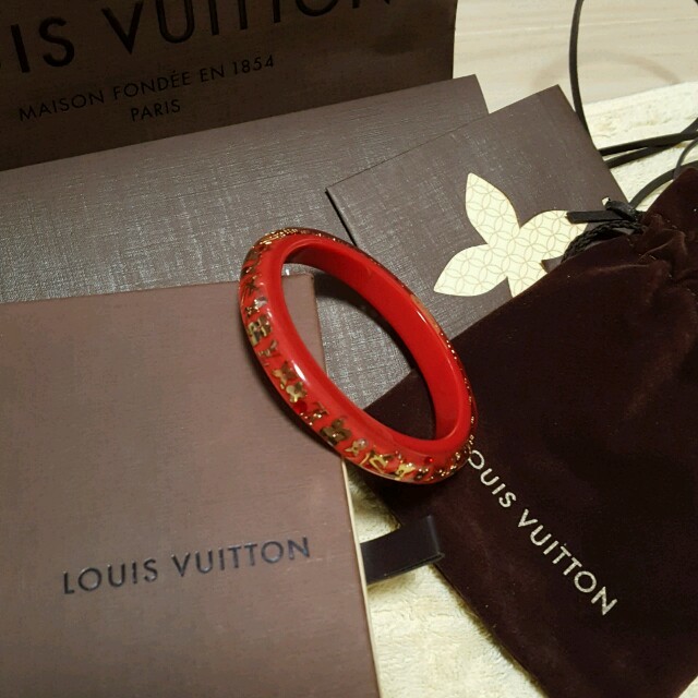 LOUIS VUITTON(ルイヴィトン)の専用です♡完売レッド美品♡ルイヴィトン♡ブラスレアンクルージョン♡レッドバングル レディースのアクセサリー(ブレスレット/バングル)の商品写真