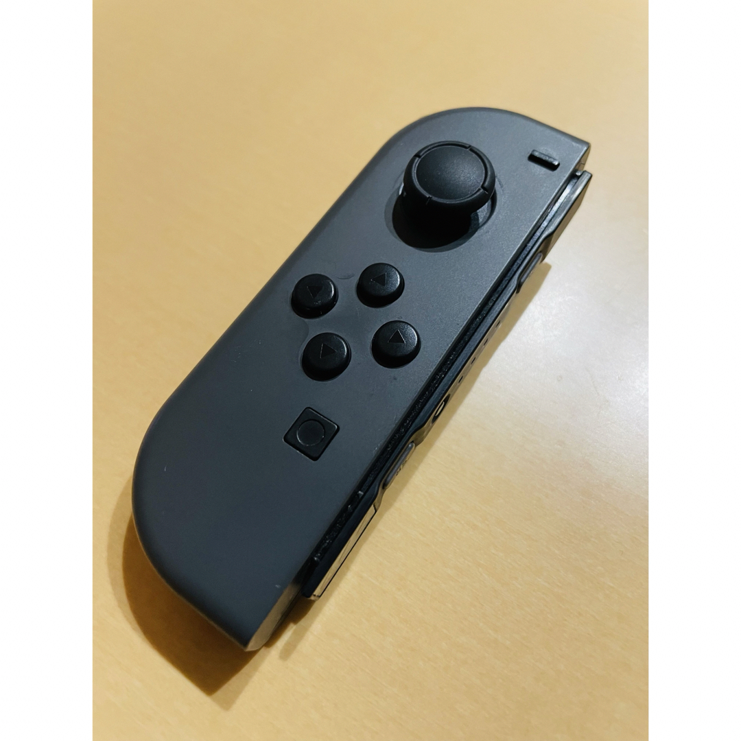 Nintendo Switch(ニンテンドースイッチ)のジョイコン　グレー エンタメ/ホビーのゲームソフト/ゲーム機本体(家庭用ゲーム機本体)の商品写真