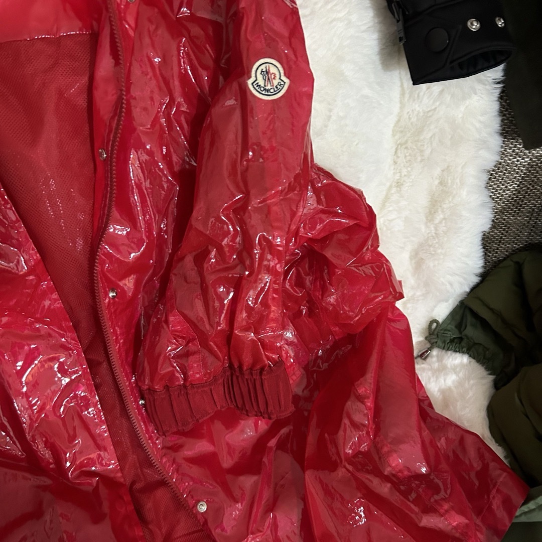 MONCLER(モンクレール)のモンクレール　赤　ナイロンコート レディースのジャケット/アウター(ナイロンジャケット)の商品写真