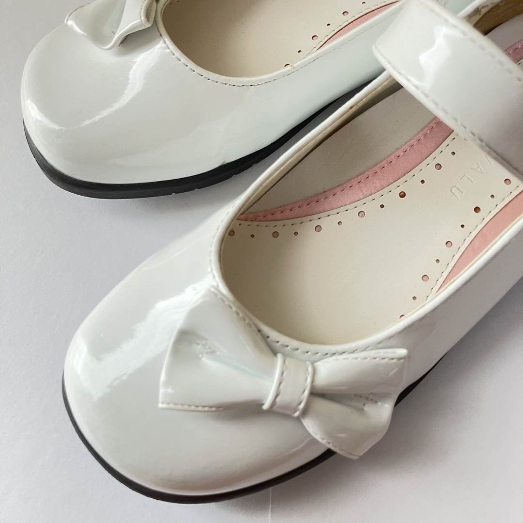 AEON(イオン)のmay様専用 フォーマルシューズ ホワイト エナメル キッズ 女の子 21cm キッズ/ベビー/マタニティのキッズ靴/シューズ(15cm~)(フォーマルシューズ)の商品写真