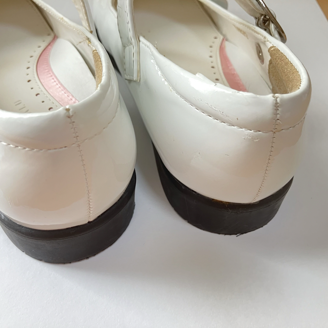 AEON(イオン)のmay様専用 フォーマルシューズ ホワイト エナメル キッズ 女の子 21cm キッズ/ベビー/マタニティのキッズ靴/シューズ(15cm~)(フォーマルシューズ)の商品写真