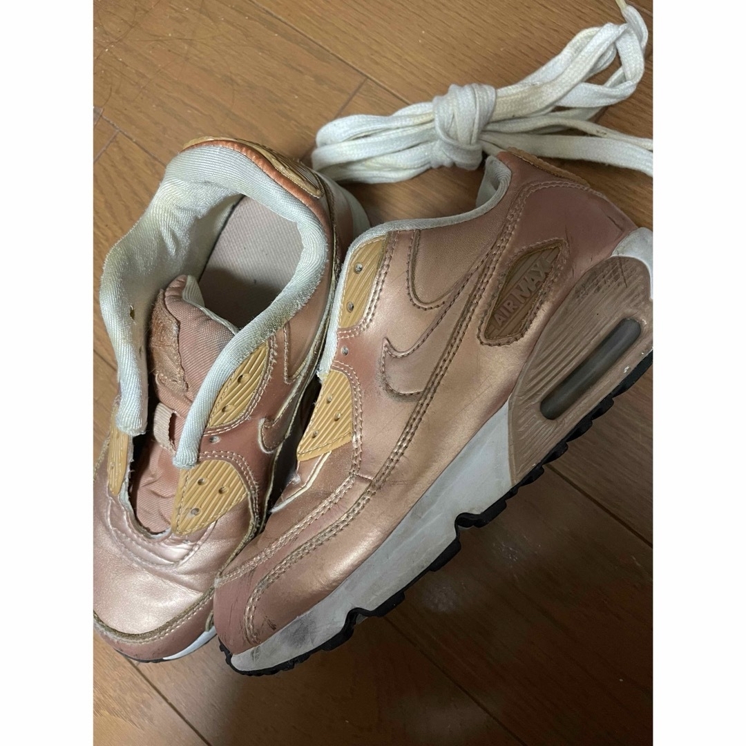 NIKE(ナイキ)のエアマックス90 21.5センチ　シャンパンゴールド キッズ/ベビー/マタニティのキッズ靴/シューズ(15cm~)(スニーカー)の商品写真